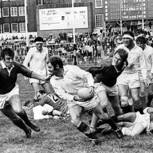 John Taylor, un ala delantero para London Welsh, se deleita en agarrar la pelota suelta para.
