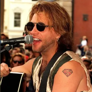 Jon Bon Jovi pop star busking in Covent Garden crowds Playing the guitar Jon Bon Jovi pop star busking in Covent Garden crowds Playing the guitar