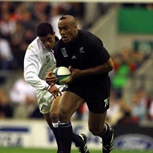 Jonah Lomu scoring a try Oct 1999 breaks the tackle of Jeremy Guscott to go