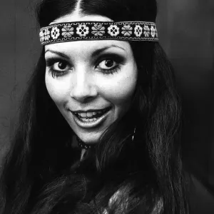 Joni Flynn di 21 anni da Edimburgo Copertina della Daily Record Ragazza del Giorno 1971 con fascia per capelli.
