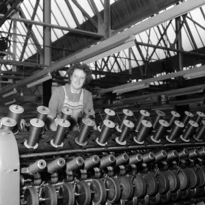 Joyce Overend, di 20 anni, lavora alla Calvert Mill. Halifax in West Yorkshire. Joyce Overend, di 20 anni, lavora alla Calvert Mill. Halifax in West Yorkshire.