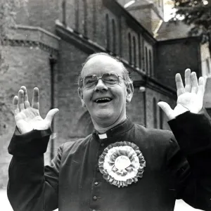 La joie de vivre aujourd'hui pour le Rév Bob Morgan, vicaire de Glan Ely. La joie de vivre aujourd'hui pour le Rév Bob Morgan, vicaire de Glan Ely.