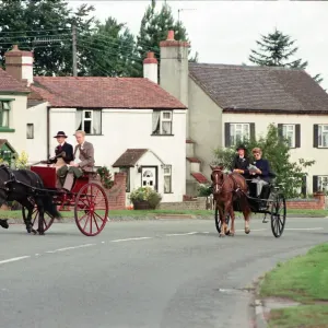 Los jueces en carromatos de caballos ven el pueblo de Hartlebury, Worcestershire. Los jueces en carromatos de caballos ven el pueblo de Hartlebury, Worcestershire.