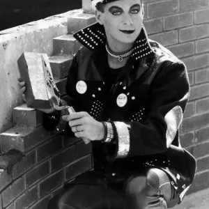 Julian Clary passe la journée sur un chantier de construction dans les Docklands de Londres pour gagner 10. Julian Clary passe la journée sur un chantier de construction dans les Docklands de Londres pour gagner 10.