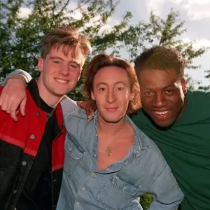 Julian Lennon mit den Präsentatoren von Top of the Pops Tony Dortie und Mark Franklin