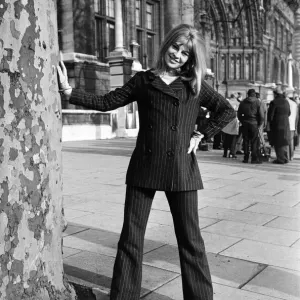Julie Christie on location outside the Victoria and Albert Museum in South Kensington Julie Christie on location outside the Victoria and Albert Museum in South Kensington