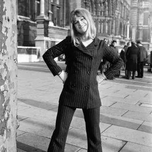 Julie Christie on location outside the Victoria and Albert Museum in South Kensington Julie Christie on location outside the Victoria and Albert Museum in South Kensington