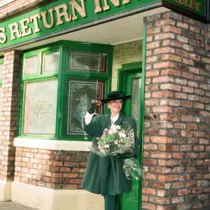 Julie Goodyear est photographiée à l'extérieur de The Rovers Return sur le plateau de Coronation Street.