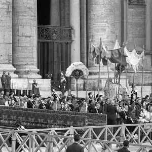 Juni 1962 Papst Johannes XXIII während einer feierlichen Zeremonie in der Petrusbasilika Rom Juni 1962 Papst Johannes XXIII während einer feierlichen Zeremonie in der Petrusbasilika Rom