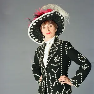 Vom 24 Januarjahr 1995 tritt die June Brown als eine Pearly Queen auf