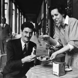 El futbolista del Juventus Ian Rush tomando desayuno al aire libre en la Via Roma en Turín, Italia.