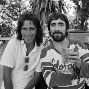 Keith Moon, batteur du groupe de rock The Who et le star américain de rock Alice Cooper posent avec.