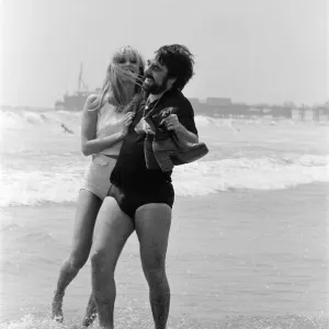 Keith Moon, batteur du groupe de rock The Who avec l'actrice Annette Lax dans le resort de Malibu.