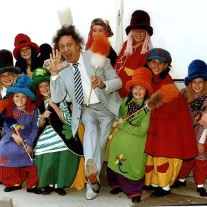 Ken Dodd, comédien, se tient avec des hommes diddy et des bâtons pour chatouiller Dbase A©Mirrorpix.