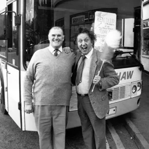 Ken Dodd se rend à la gare routière de Pool Meadow à Coventry pour rendre visite au propriétaire d'entreprise de bus Harry. Ken Dodd se rend à la gare routière de Pool Meadow à Coventry pour rendre visite au propriétaire d'entreprise de bus Harry.
