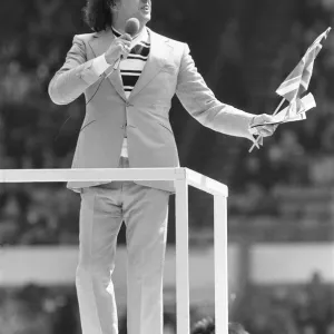 Ken Dodd dirige la comunidad cantando antes de la Final del Copa de Liga de Rugby entre Widnes.