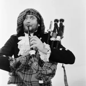Kenny Everett en train de tourner la émission télévisée de Noël en 1980 Photo prise. Kenny Everett en train de tourner la émission télévisée de Noël en 1980 Photo prise.