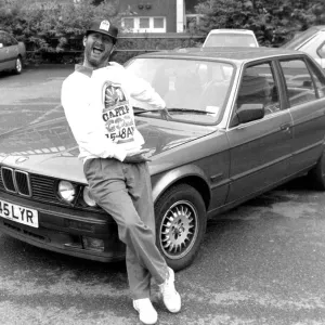 Kenneth Everitt sitzt auf dem Tonnen des neuen Bmw-Karzes am 21. Juli, 1989
