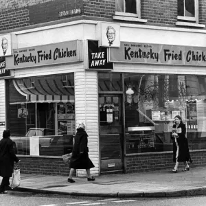Ristorante di Cucina Fritta Kentucky Fried Chicken Take Away, all'angolo tra Via Tradescant e A203. Ristorante di Cucina Fritta Kentucky Fried Chicken Take Away, all'angolo tra Via Tradescant e A203.