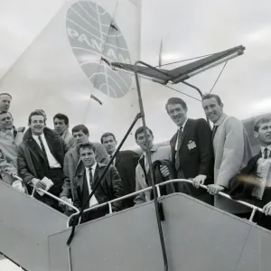 I giocatori del Kilmarnock FC all'aeroporto di Prestwick, aprile 1967. Il volo Pan Am era in ritardo per I giocatori del Kilmarnock FC all'aeroporto di Prestwick, aprile 1967. Il volo Pan Am era in ritardo per