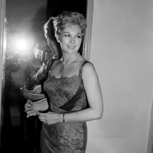Kim Novak attends the premiere of the Middle of the Night. June 1959 Kim Novak attends the premiere of the Middle of the Night. June 1959