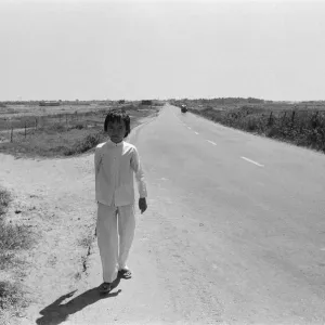 Kim Phuc, la pequeña niña vietnamita cuya fotografía se vio por todo el mundo cuando. Kim Phuc, la pequeña niña vietnamita cuya fotografía se vio por todo el mundo cuando.