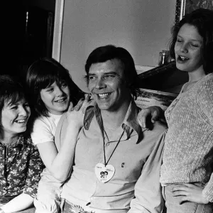 La cantante pop Kim Wilde (R) con la famiglia Circa 1970.