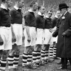 Le roi George V (Cinq) à la finale de la coupe F. A. à Wembley accueille l'équipe du Manchester City.
