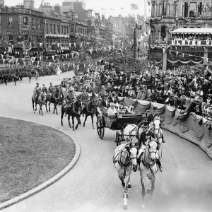 King George V and Queen Mary arrive for the opening of the parliament of Northern Ireland