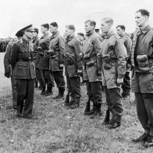 King George VI inspecting paratroopers at a demonstration during the Second World War