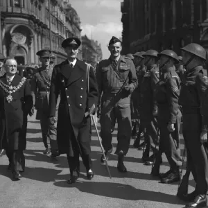 El rey Haakon de Noruega inspecciona una Guardia de Honor el 8 de abril de 1942, acompañado por Col. J.
