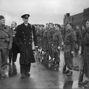 El rey Haakon de Noruega inspecciona una Guardia de Honor por la Zona Birmingham del Home Guard.