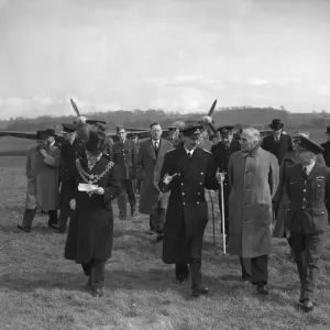El rey Haakon de Noruega durante una visita a una fábrica de aviones sin nombrar en Midlands.