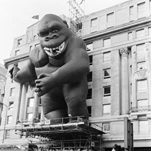 "King Kong"towering 90 feet above the traffic