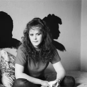 Kirsty MacColl - singer. Pictured at home in 1981. Kirsty Anna MacColl (10 October 1959 - 18 December 2000) was a British singer and songwriter. She recorded several pop hits in the 1980s and 1990s Kirsty MacColl - singer. Pictured at home in 1981. Kirsty Anna MacColl (10 October 1959 - 18 December 2000) was a British singer and songwriter. She recorded several pop hits in the 1980s and 1990s