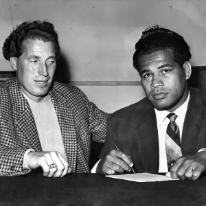 Kitione Lave (droit) et juste Burton signent le contrat pour leur combat. Septembre 1958