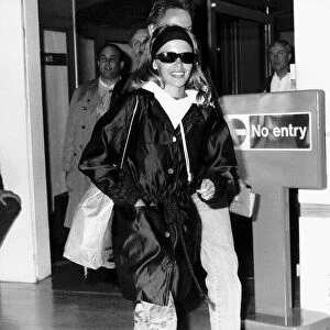 Kylie Minogue singer actress arriving at London Airport A©Mirrorpix