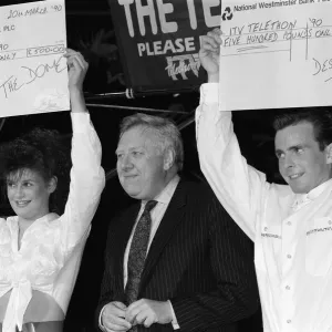 Il vice leader del Partito Laburista Roy Hattersley balla la Lambada con la campionessa Jane Mytton. Il vice leader del Partito Laburista Roy Hattersley balla la Lambada con la campionessa Jane Mytton.