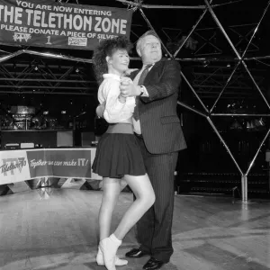 Il vice leader del Labour Roy Hattersley balla la Lambada con la campionessa Jane Mytton. Il vice leader del Labour Roy Hattersley balla la Lambada con la campionessa Jane Mytton.