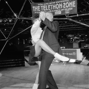 Il vice leader del Partito Laburista Roy Hattersley balla il Lambada con la campionessa Jane Mytton. Il vice leader del Partito Laburista Roy Hattersley balla il Lambada con la campionessa Jane Mytton.