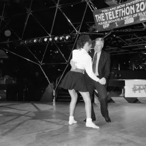 Il vice leader del partito laburista Roy Hattersley danza la Lambada con la campionessa Jane Mytton. Il vice leader del partito laburista Roy Hattersley danza la Lambada con la campionessa Jane Mytton.