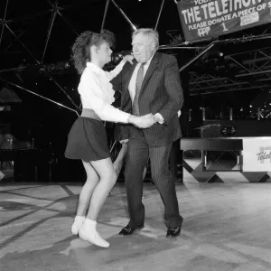 Il vice leader del Labour Roy Hattersley danza la Lambada con la campionessa Jane Mytton. Il vice leader del Labour Roy Hattersley danza la Lambada con la campionessa Jane Mytton.