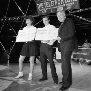 Il vice leader del Partito Laburista Roy Hattersley balla la Lambada con la campionessa Jane Mytton. Il vice leader del Partito Laburista Roy Hattersley balla la Lambada con la campionessa Jane Mytton.