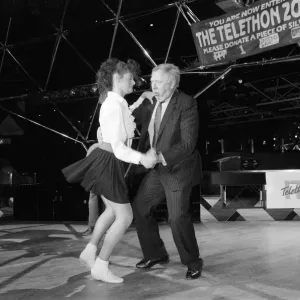 Il vice leader del Labour Roy Hattersley balla il Lambada con la campionessa Jane Mytton. Il vice leader del Labour Roy Hattersley balla il Lambada con la campionessa Jane Mytton.