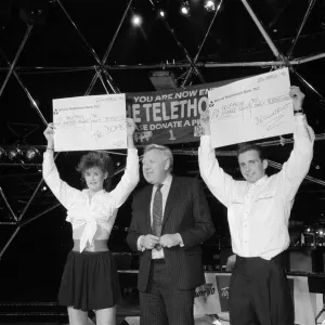 Il vice leader del partito laburista Roy Hattersley balla la Lambada con la campionessa Jane Mytton. Il vice leader del partito laburista Roy Hattersley balla la Lambada con la campionessa Jane Mytton.