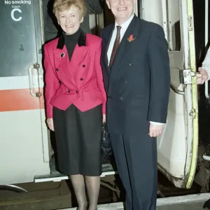 Le leader du parti travailliste Neil Kinnock et son épouse Glenys sur le chemin de la campagne avant 1992. Le leader du parti travailliste Neil Kinnock et son épouse Glenys sur le chemin de la campagne avant 1992.