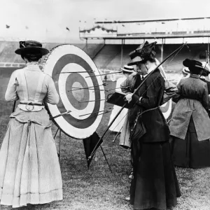 Damas que compiten en un concurso de tiro con arco en el estadio olímpico de Londres 1908. Damas que compiten en un concurso de tiro con arco en el estadio olímpico de Londres 1908.