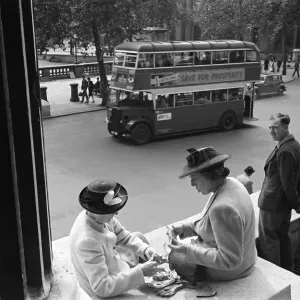 Ladies eating their packed lunch in Trafalgar Square, London, 26th August 1946 Ladies eating their packed lunch in Trafalgar Square, London, 26th August 1946