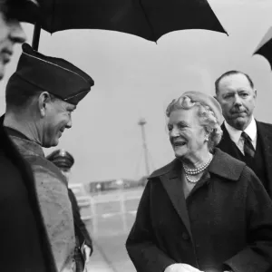 Madame Churchill bénit l'une des trois chasseurs américains Sabre qui voleront sans escale. Madame Churchill bénit l'une des trois chasseurs américains Sabre qui voleront sans escale.