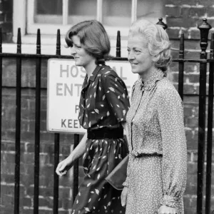Lady Jane Fellowes (izquierda) y la madre de Princesa Diana, Frances Shand Kydd (derecha).